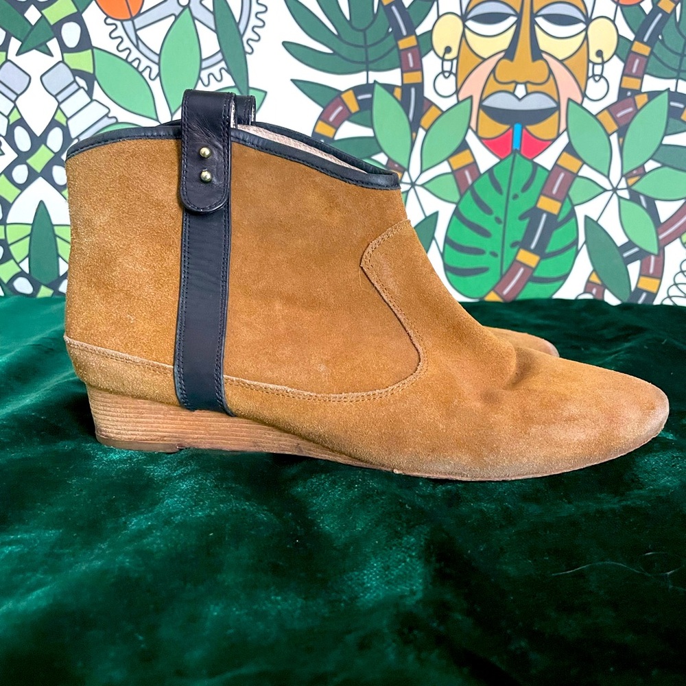 Pull on ankle bootie in Camel suede with black leather side strap detail size 10